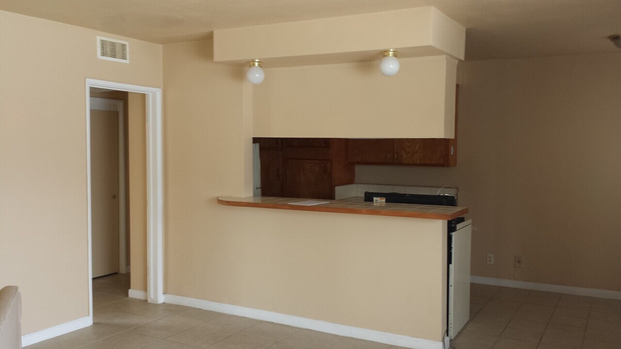 8612 S 12th Ave in Inglewood, CA - Building Photo