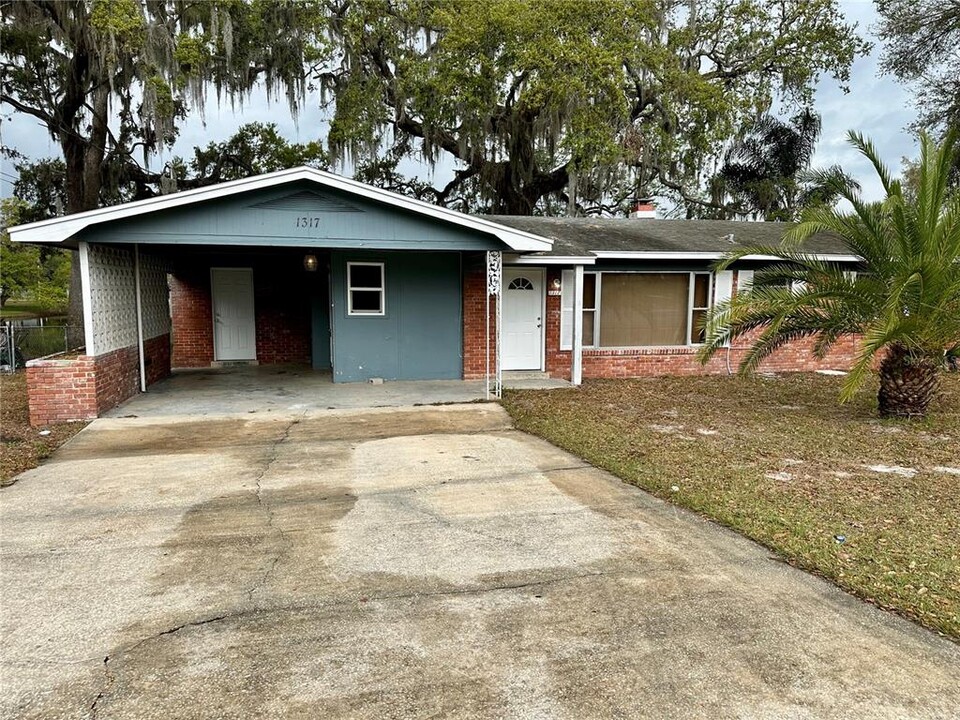 1317 Cambridge Dr in Leesburg, FL - Building Photo