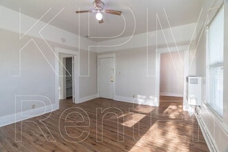 121 E Lockeford St in Lodi, CA - Foto de edificio - Building Photo