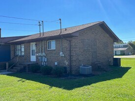 618 Hiawatha Rd in Pembroke, NC - Building Photo