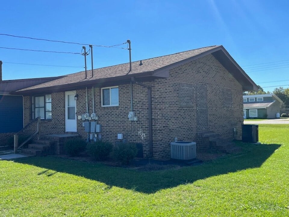 618 Hiawatha Rd in Pembroke, NC - Building Photo