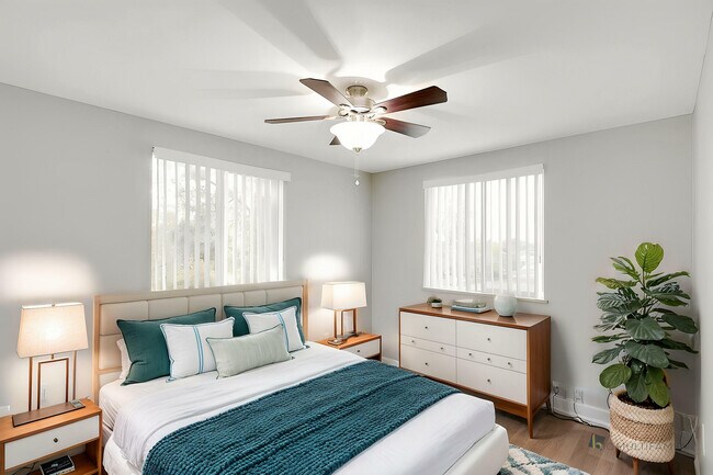COTTONWOOD APARTMENTS in Lakewood, CO - Building Photo - Building Photo