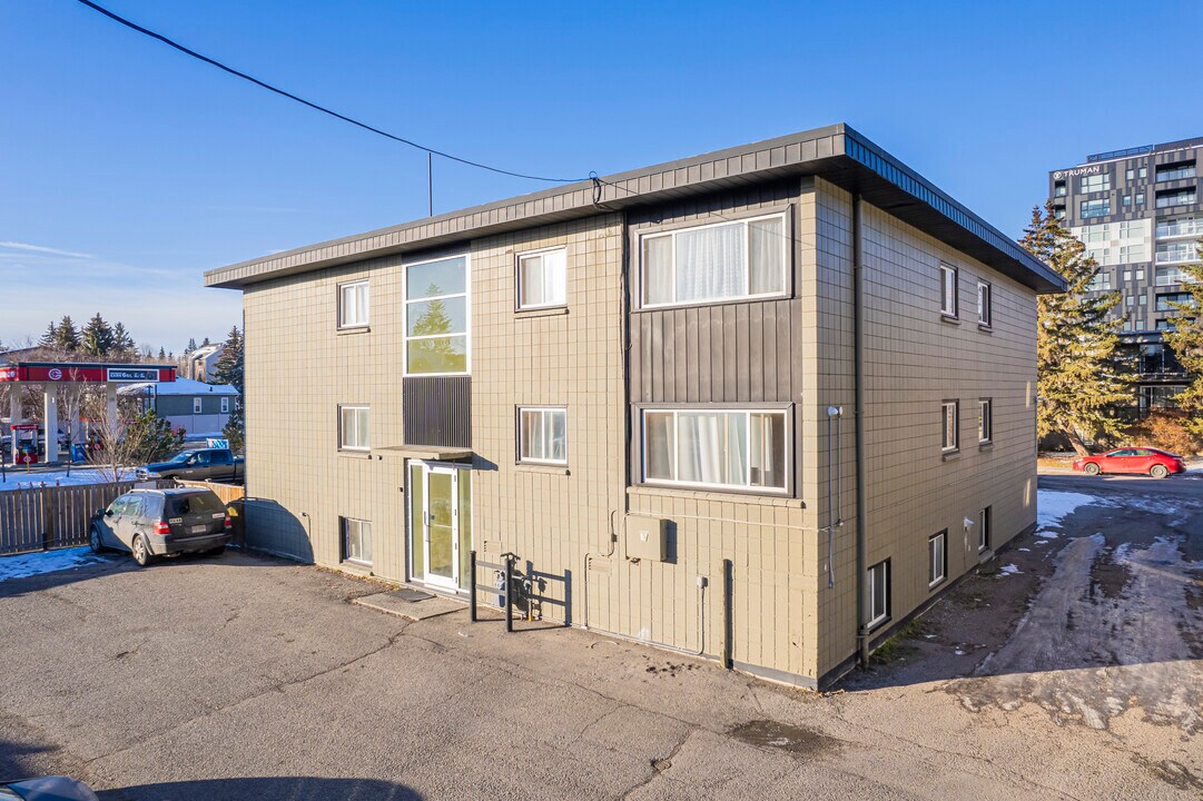 1740-1744 28th St SW in Calgary, AB - Building Photo