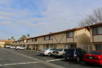 Planz Road Apartments in Bakersfield, CA - Building Photo - Building Photo