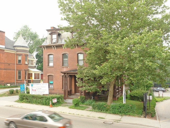 220 Church St in Poughkeepsie, NY - Foto de edificio - Building Photo