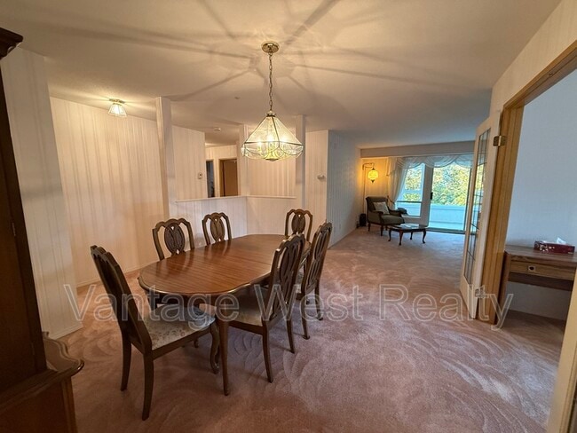 1045 Sutherland Ave in Kelowna, BC - Building Photo - Building Photo