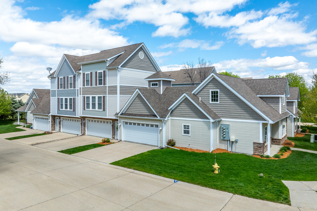 Walnut Crest in Urbandale, IA - Building Photo