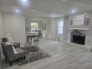 1507 Village Green Ct in Houston, TX - Building Photo - Building Photo