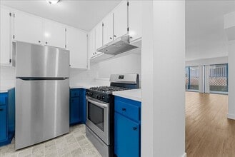 448 W Windsor Rd in Glendale, CA - Building Photo - Building Photo