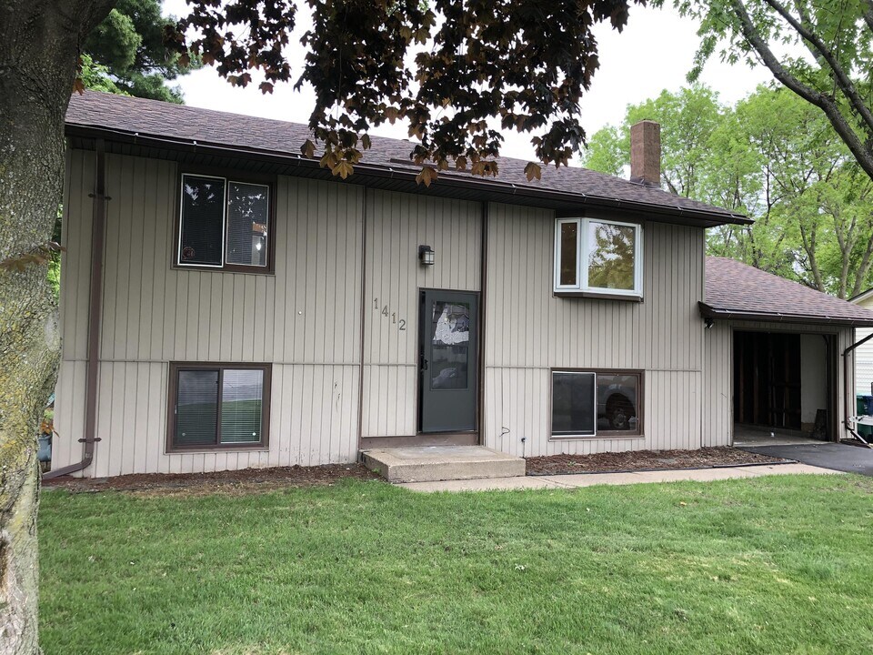 1412 Osborne Rd NE in Fridley, MN - Building Photo
