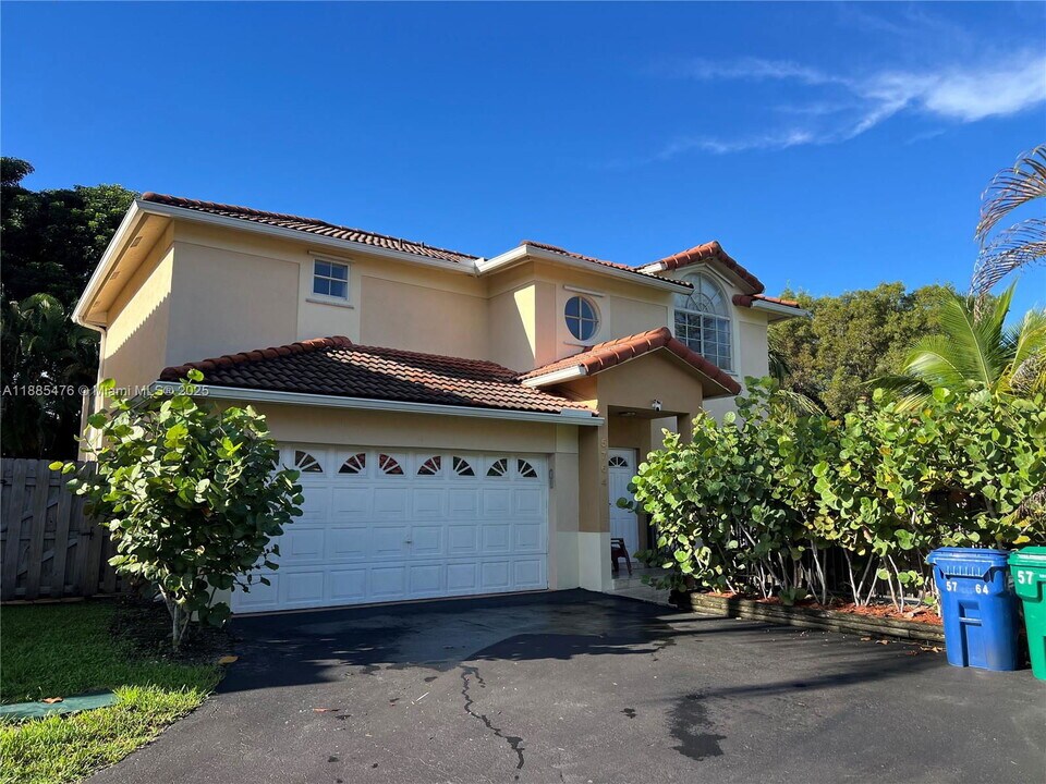 5764 NW 98 Pl in Doral, FL - Building Photo