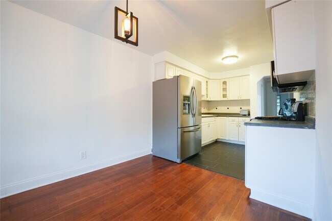 1405 Burke Ave in Bronx, NY - Building Photo - Building Photo