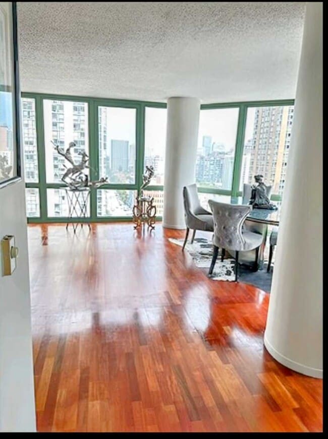 111 W Maple St, Unit 1401 in Chicago, IL - Building Photo - Building Photo