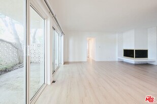 7712 Pso Del Rey in Los Angeles, CA - Building Photo