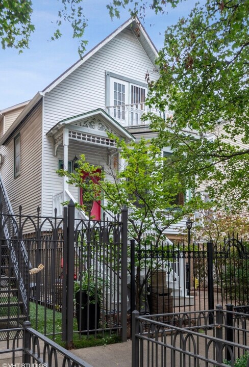 1046 W Barry Ave, Unit 3 in Chicago, IL - Building Photo