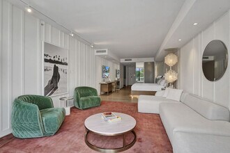 2201 Collins Ave in Miami Beach, FL - Foto de edificio - Building Photo