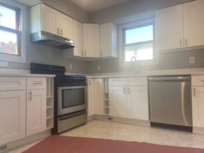 16 Oldwood Rd S in Port Washington, NY - Building Photo - Building Photo
