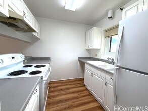 1090 Ala Napunani St in Honolulu, HI - Foto de edificio - Building Photo