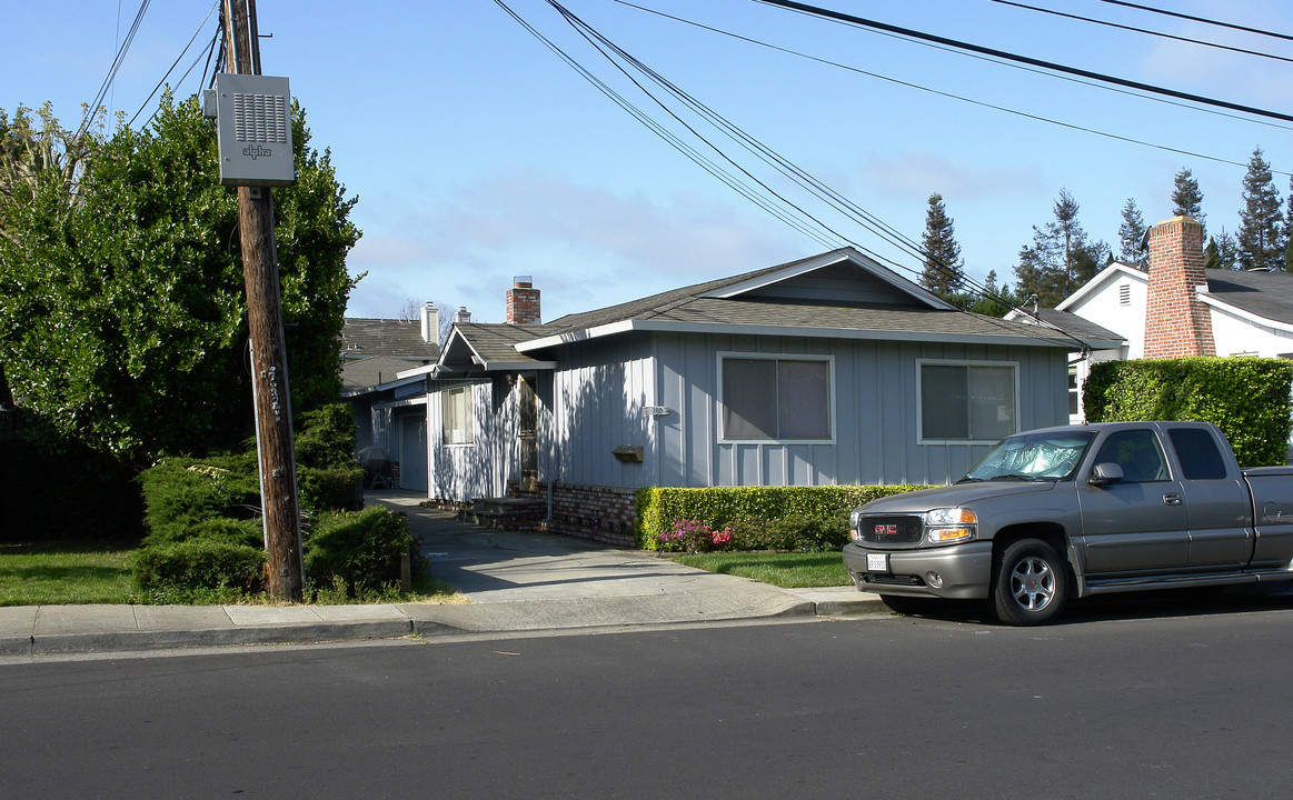 110 Orchard Ave in Redwood City, CA - Building Photo