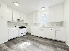10565 Camarillo St in North Hollywood, CA - Building Photo - Building Photo