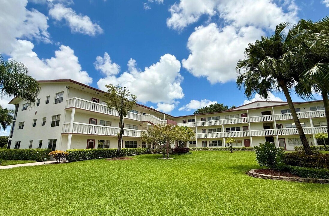 563 Fanshaw N in Boca Raton, FL - Building Photo