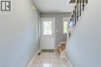 4401 Peter Dr in Burlington, ON - Building Photo - Building Photo