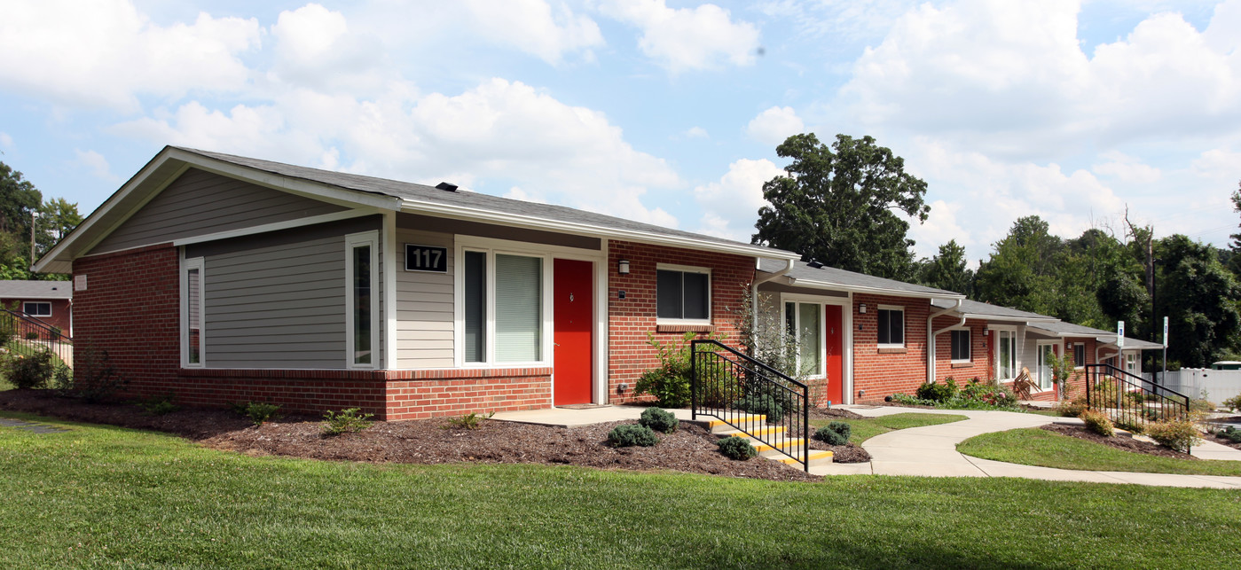 Village Crossing in Greensboro, NC - Building Photo