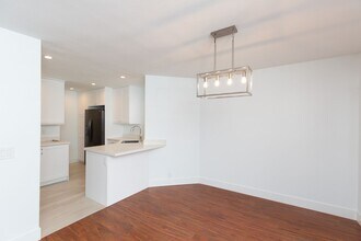 8740 Villa La Jolla Dr in San Diego, CA - Building Photo - Building Photo