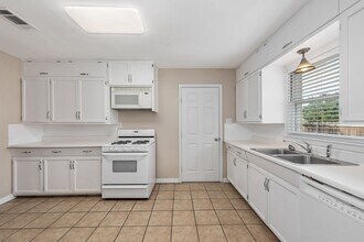 PRE-LEASING Spacious 2 Bed/1 Bath with Har in Bryan, TX - Building Photo - Building Photo