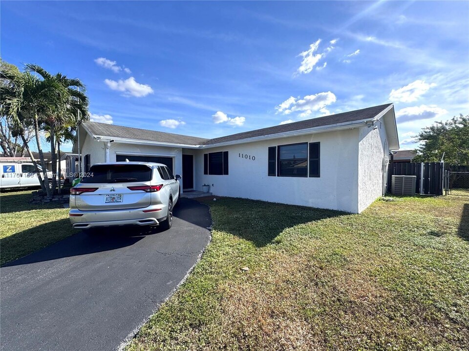 11010 NW 24th Ct in Sunrise, FL - Foto de edificio