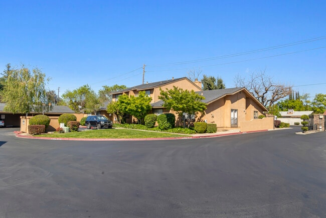 The Villas at Creekside in Modesto, CA - Foto de edificio - Building Photo