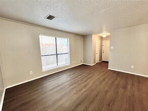 310 Victoria Dr in Grand Prairie, TX - Building Photo - Building Photo