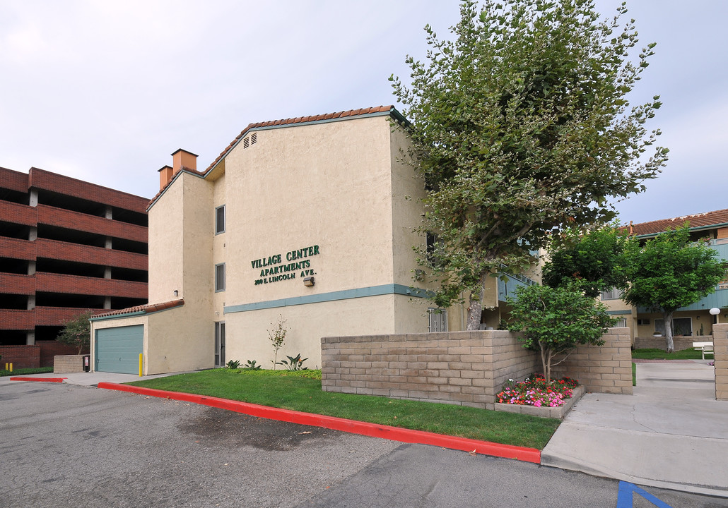 Village Center Apartments in Anaheim, CA - Foto de edificio