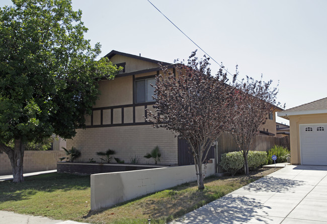 9064 Olive Ave in Fontana, CA - Building Photo - Building Photo