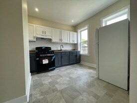 4 Warner Ave, Unit 5 in Jersey City, NJ - Building Photo