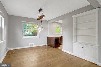 3713 Lockwood Ln in Annandale, VA - Foto de edificio - Building Photo