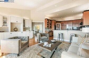 1838 Grand View Dr in Oakland, CA - Building Photo - Building Photo