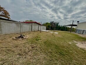 76 Top Dr in Del Rio, TX - Foto de edificio - Building Photo