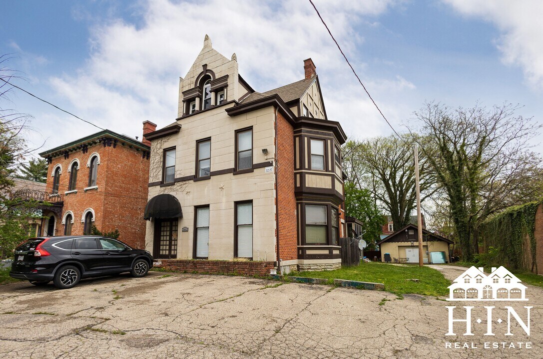 2352 Kemper Ln, Unit 1 in Cincinnati, OH - Building Photo