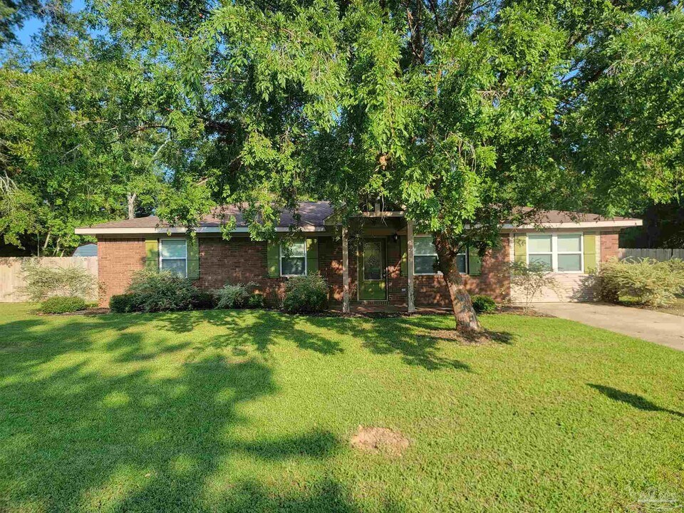 4381 W Avenida De Golf in Pace, FL - Building Photo
