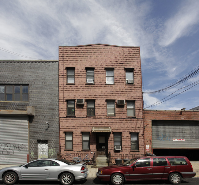 141 Frost St in Brooklyn, NY - Building Photo - Building Photo