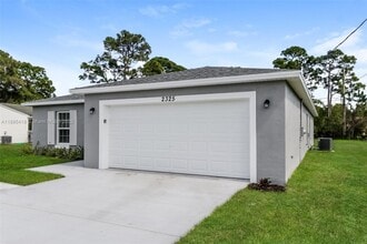 2325 SE Berkshire Blvd in Port St. Lucie, FL - Building Photo - Building Photo