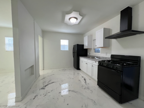 2436 Adriatic Ave-Unit -C in Long Beach, CA - Foto de edificio - Building Photo