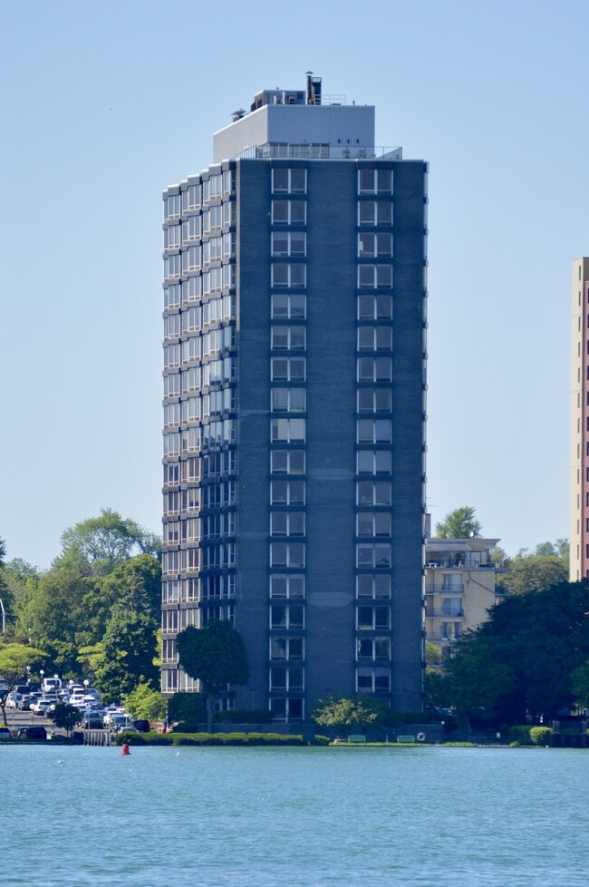 Shoreline East Condominiums in Detroit, MI - Building Photo - Building Photo