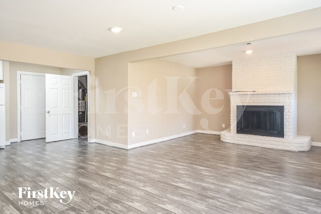 1204 Trenton Ln in Baytown, TX - Foto de edificio - Building Photo