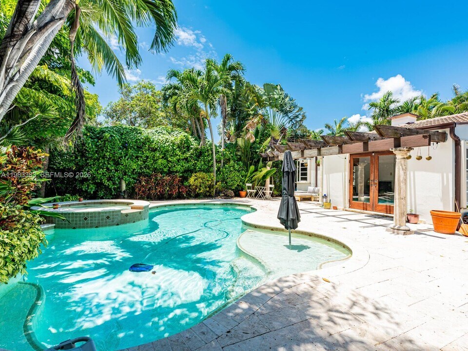 8927 Hawthorne Ave in Surfside, FL - Building Photo