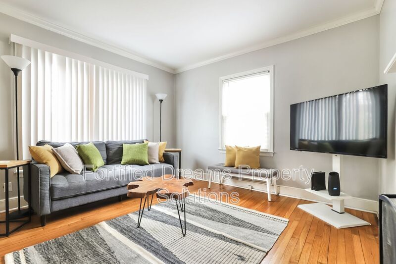 3021 Sourwood Rd in Greensboro, NC - Foto de edificio