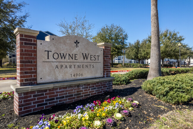 Towne West in Houston, TX - Foto de edificio - Building Photo