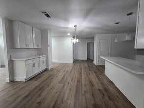 2329 Michael Cir in Hanford, CA - Building Photo - Building Photo