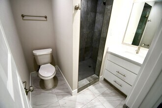 213 E Scotland Dr in Irving, TX - Building Photo - Building Photo